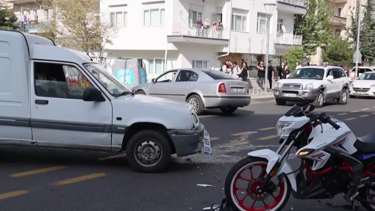 Ehliyetsiz sürücü kaza yaptı: 3 yaralı