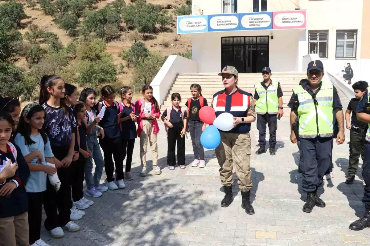 Hakkari İl Jandarma Komutanlığı Öğrencilere Trafik Eğitimi Verdi