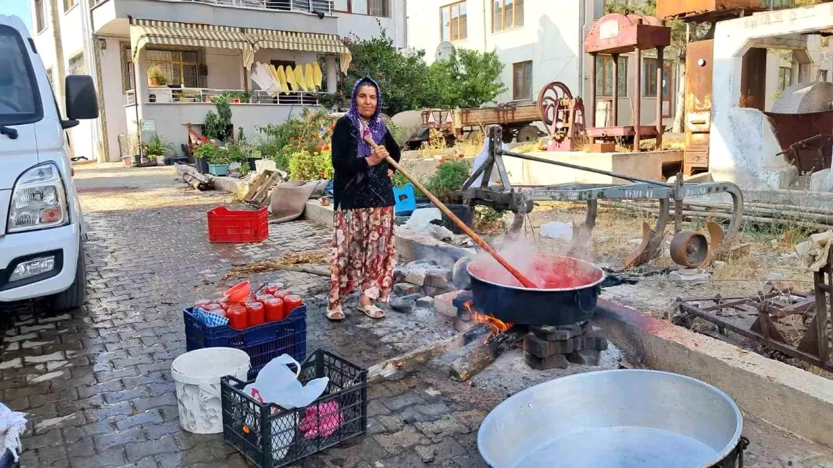 İznikli Kadınlar Kışlık Salça Yapıyor