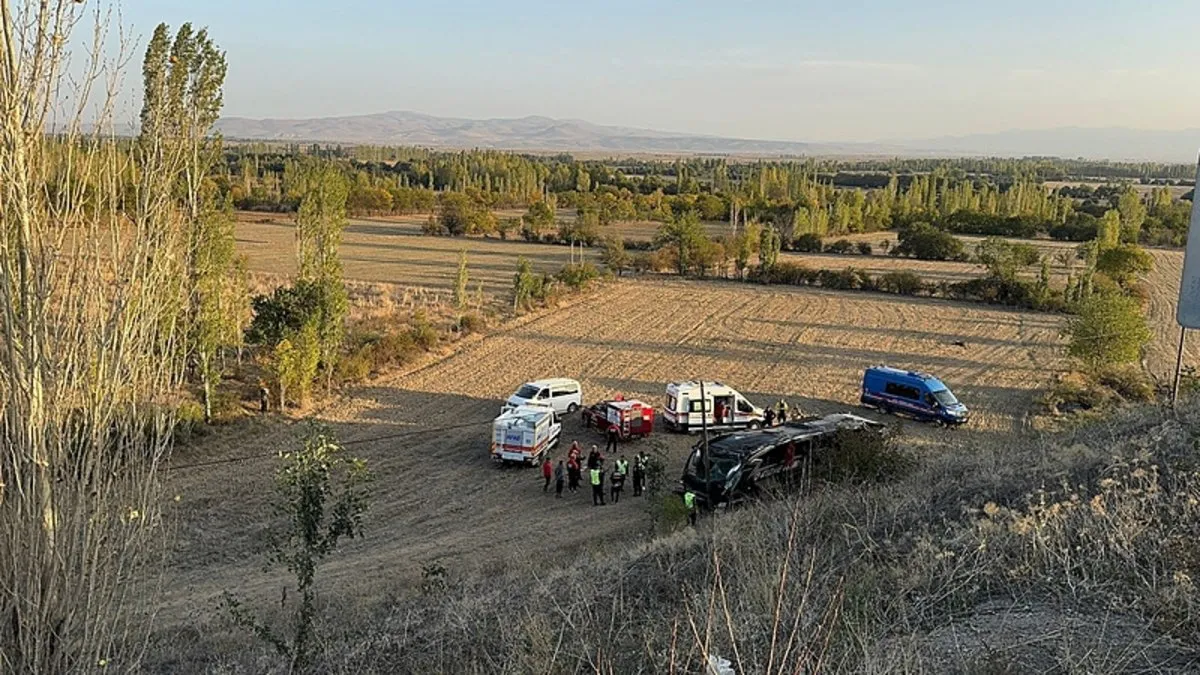 Afyonkarahisar’da feci kaza! Yolcu otobüsü şarampole devrildi: 21 kişi yaralandı