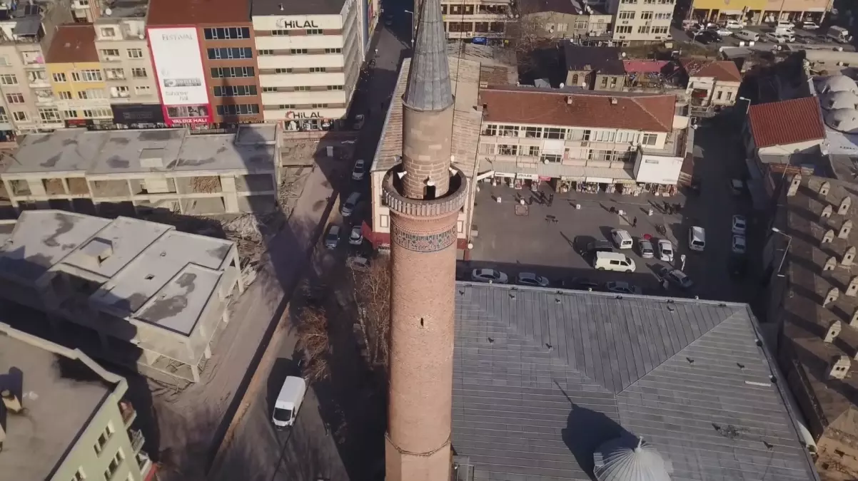 Ulu Cami’nin Kitabesi Okunamıyor