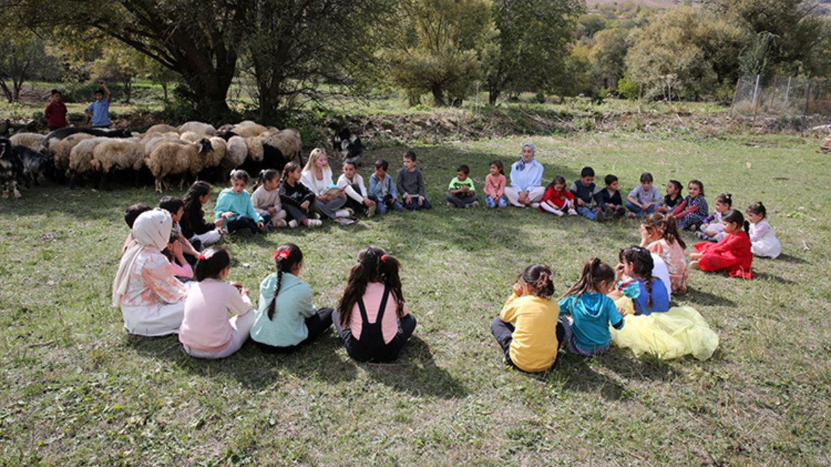 Bitlis’te öğretmenler öğrencilerine doğada ders veriyor