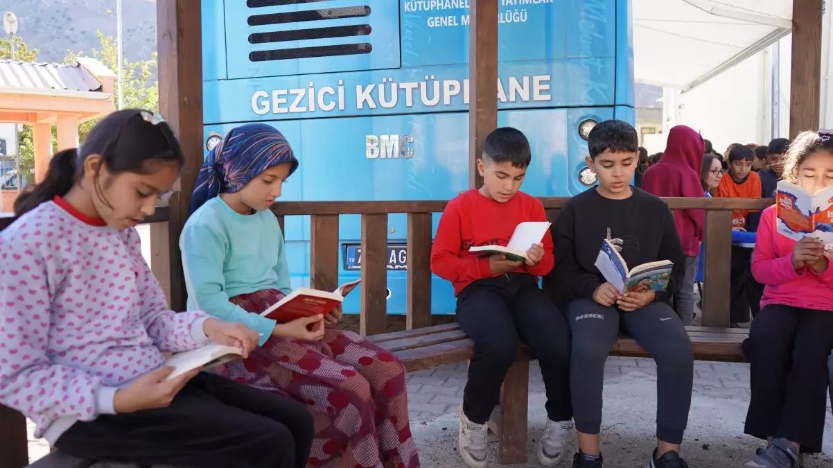 Gezici Kütüphane Kırsalda Kitap Dağıtıyor